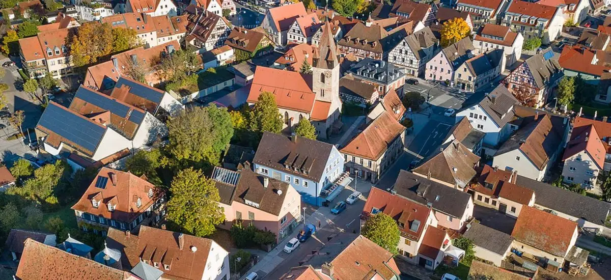 Luftaufnahme des Ortskerns von Feucht mit Kirche und Marktplatz